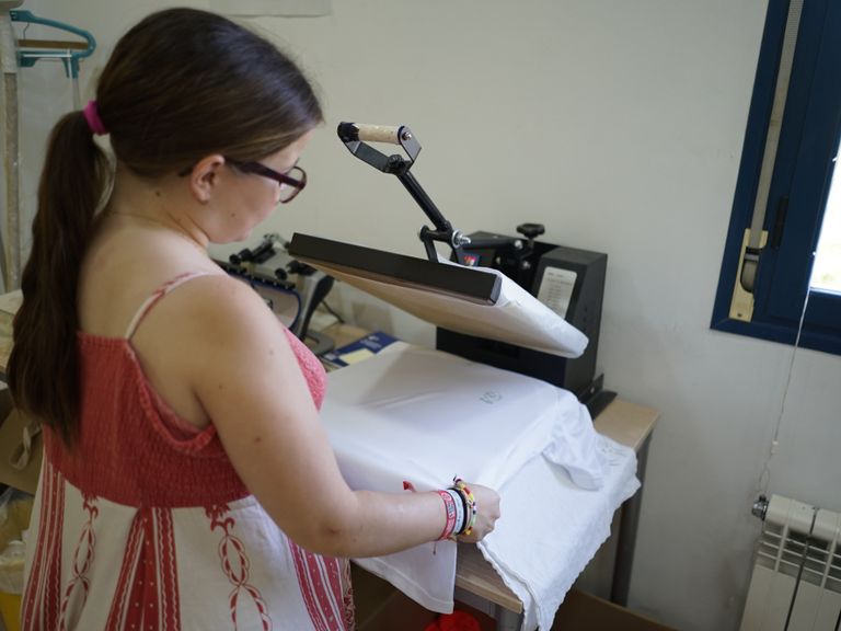 Trabajadora realizando la estampación de las camisetas de algodón orgánico