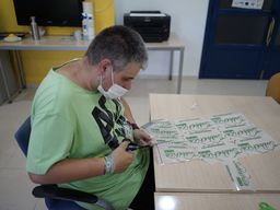 Trabajador recortando pegatinas con el logo de Subbética Natura