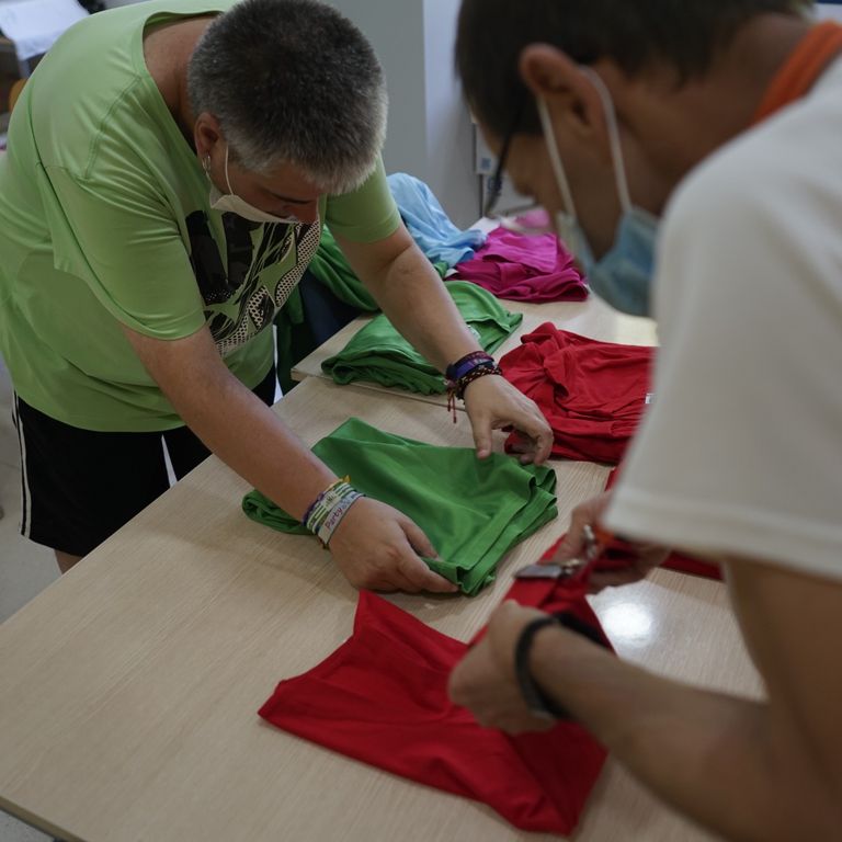 Personal doblando camisetas que se llevarán a la tienda